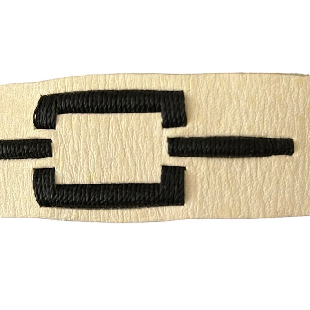 Stick & Ball‎ Corrento Size Large off white leather polo belt. Brass buckle.